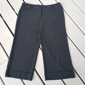 Sz 10  black flared cuffed Capris